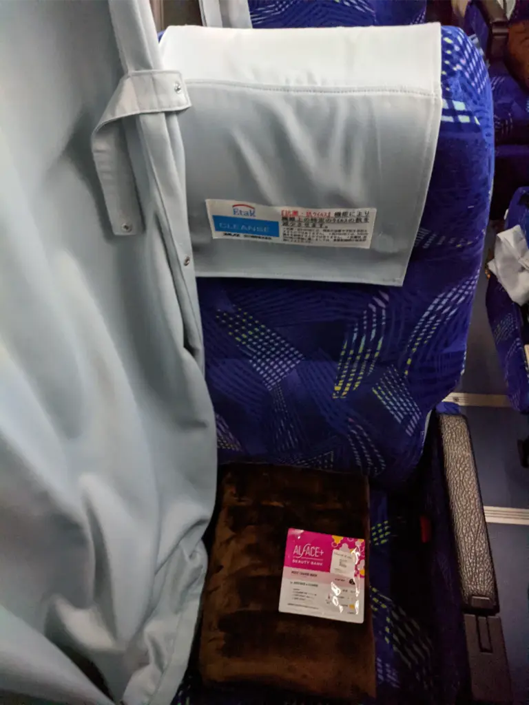 深夜バスの座席。ブランケットがある。