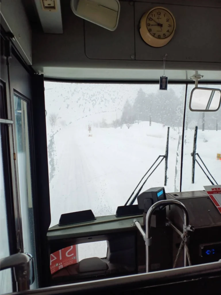 送迎バスの車内