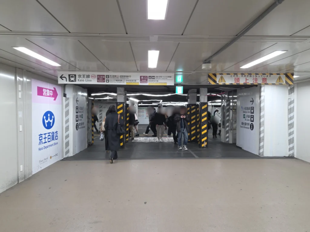 京王線改札への順路