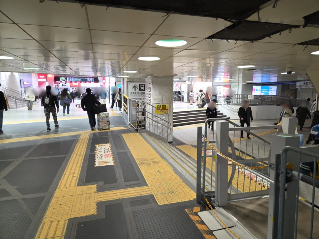 京王線改札手前の階段