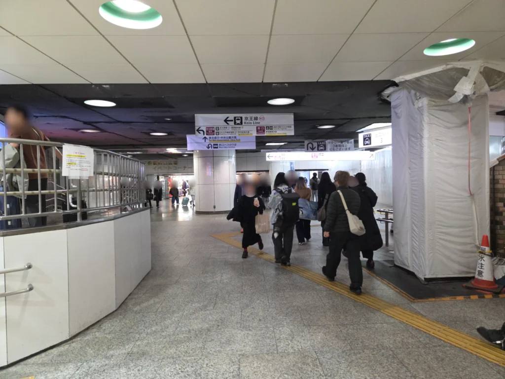 京王線改札手前の階段