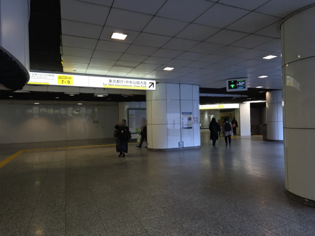 通路への案内看板