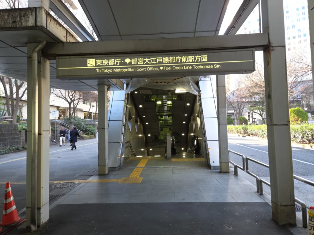 動く歩道の先にある地下への階段