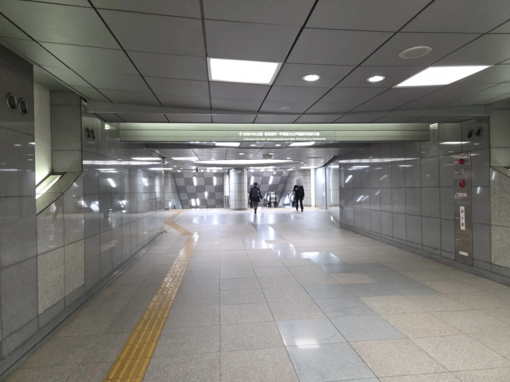 動く歩道の先の地下通路
