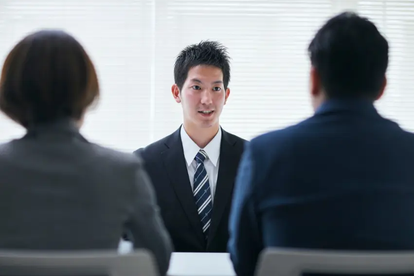 面接を受ける男性