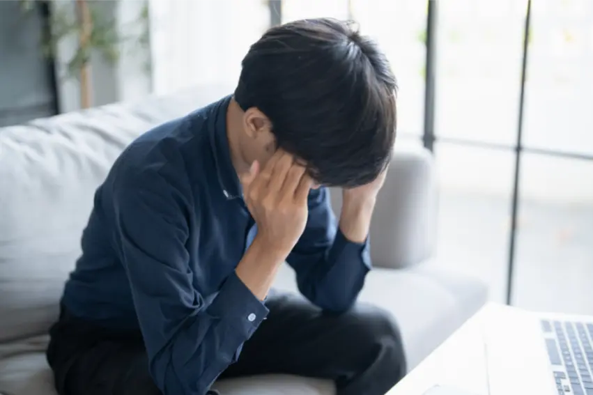 悩んでいる男性