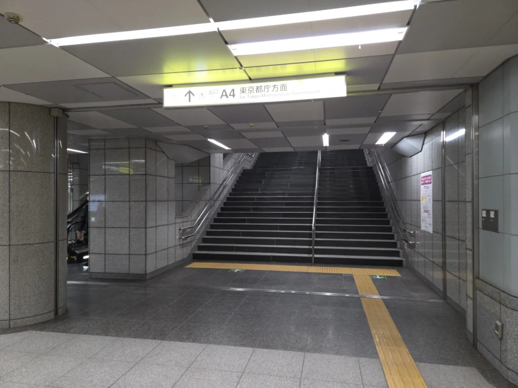 A4出口に行く階段