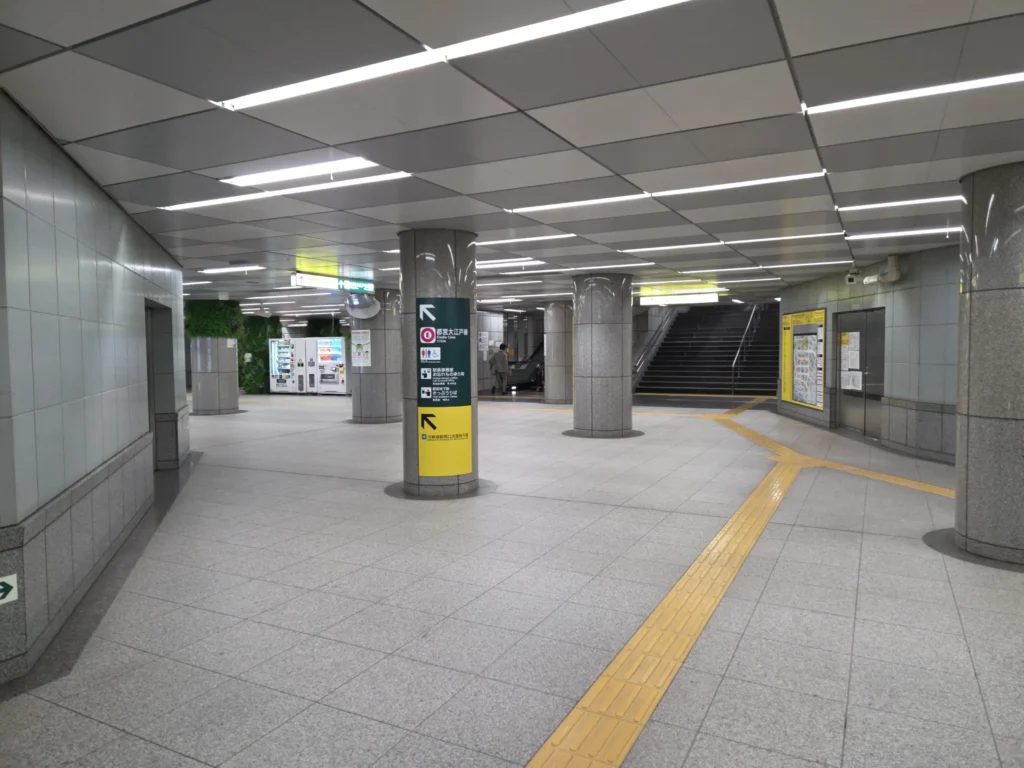 都庁前駅の通路