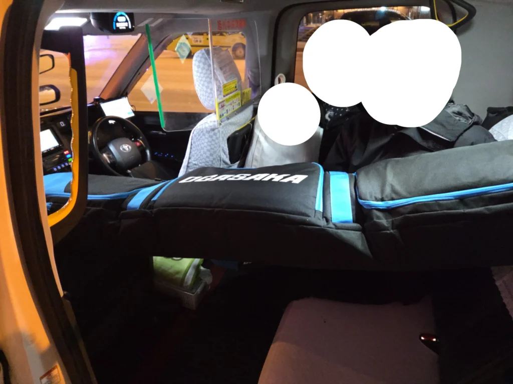 タクシーにスキーバッグを入れる