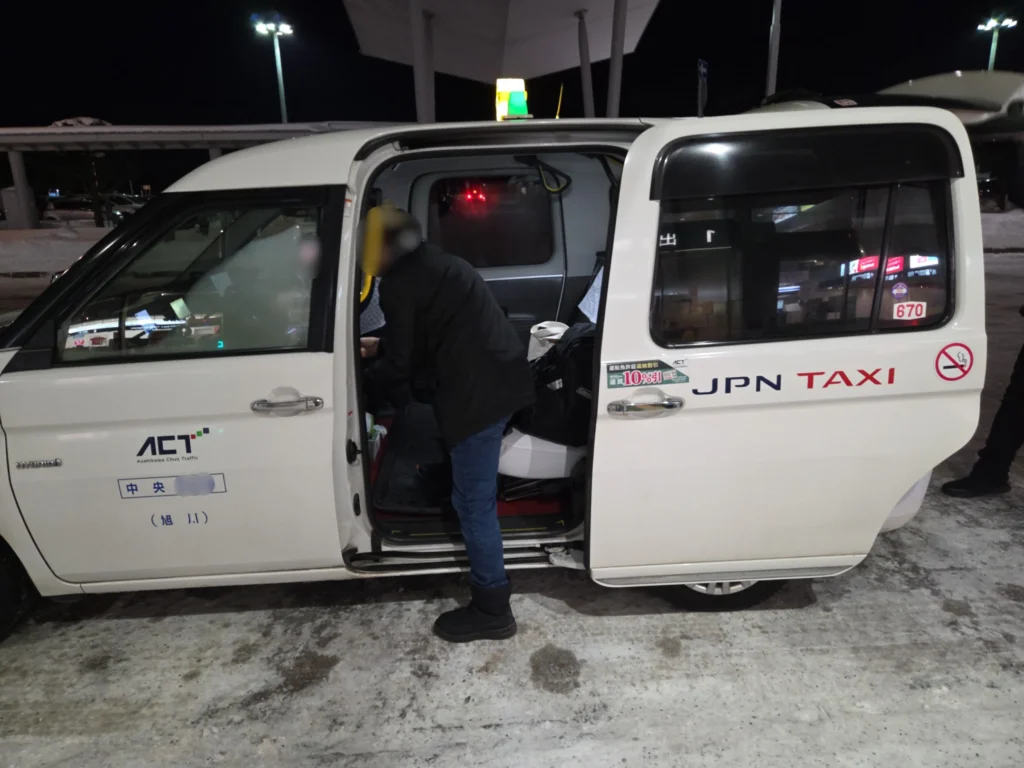 スキーバッグを積んだタクシー